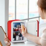 ELLE HOME Mini Cooler 4L – Κόκκινο – Θερμοηλεκτρικό Ψυγείο Καλλυντικών & Αναψυκτικών - Image 3